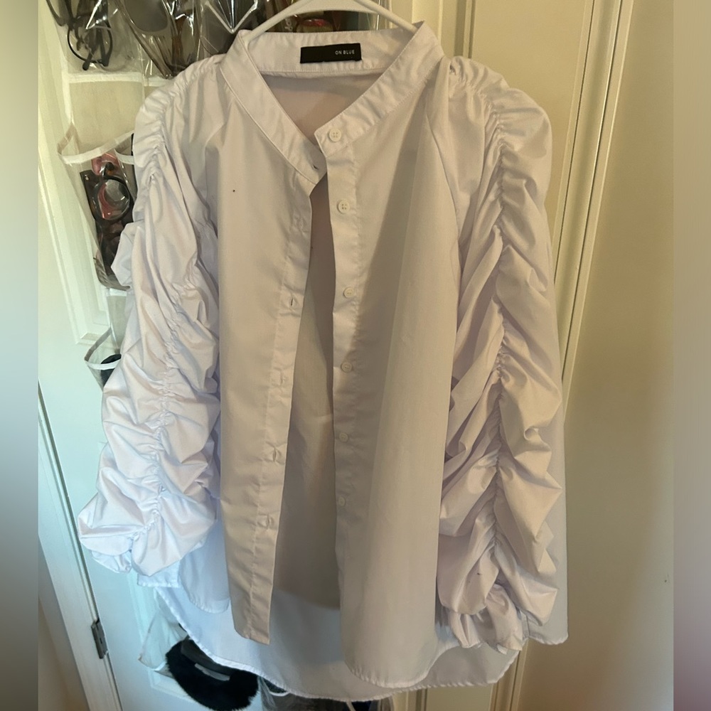 White blouse-new! Cinched stretchy sleeves- shorter in front- long in back
